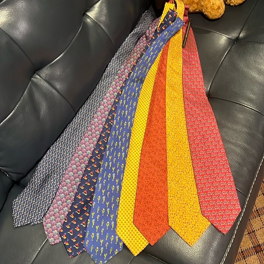 BUNDLE of 8 silk Salvador Ferragamo men’s ties.